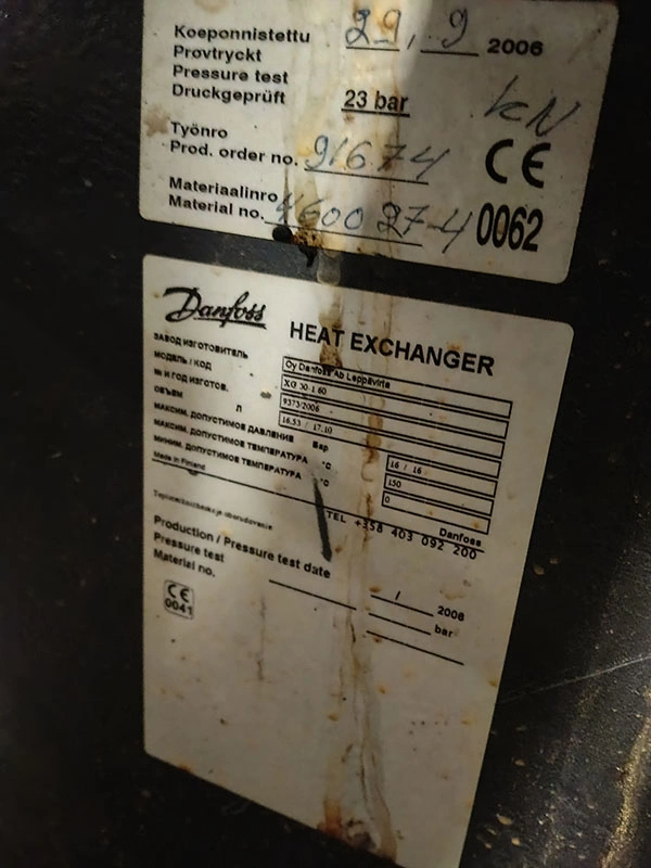Шильдик старого теплообменника Danfoss 2006 года выпуска.